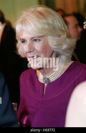 Die Herzogin von Cornwall wie sie den 2016 Man Booker Prize in The Guildhall 2016 in London besucht. Stockfoto