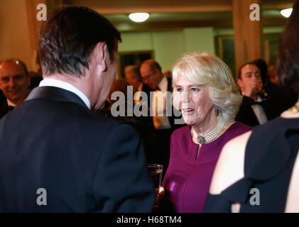 Die Herzogin von Cornwall wie sie den 2016 Man Booker Prize in The Guildhall 2016 in London besucht. Stockfoto