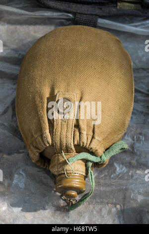 Vintage alte Armee-Flasche auf dem Holzboden Stockfoto
