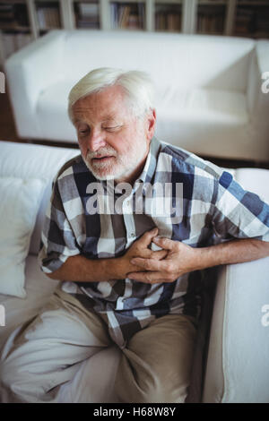 Ältere Mann leidet unter Schmerzen in der Brust Stockfoto
