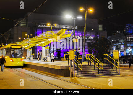 Metrolink Straßenbahn am Exchange Square Tramstopin Manchester. Stockfoto