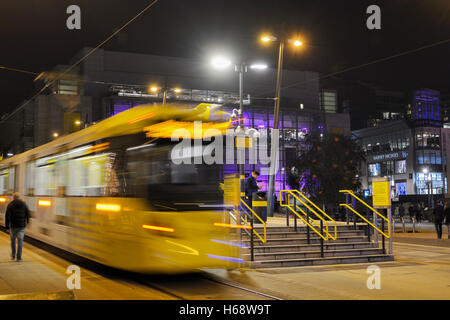 Metrolink Straßenbahn am Exchange Square Tramstopin Manchester. Stockfoto