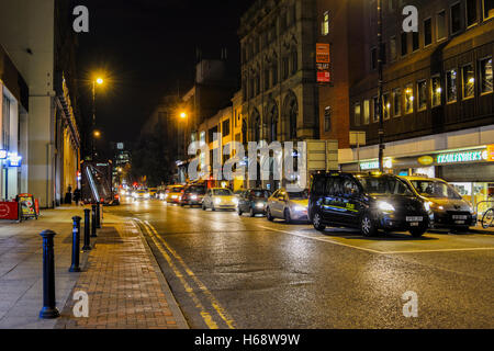 Deansgate im Zentrum von Manchester, einer der Hauptverkehrsadern der Stadt. Stockfoto