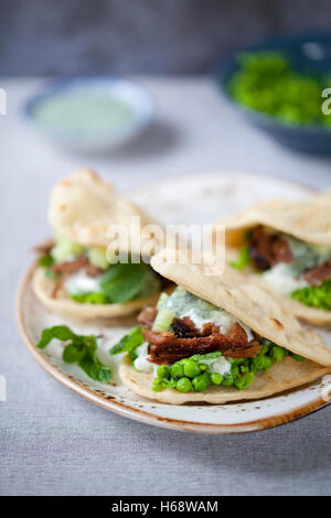 Mini Fladenbrote mit knusprige Lamm, Erbsenpüree, Gurke, Minze und Joghurt-sauce Stockfoto