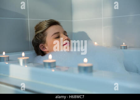 Frau unter Bad in der Badewanne Stockfoto
