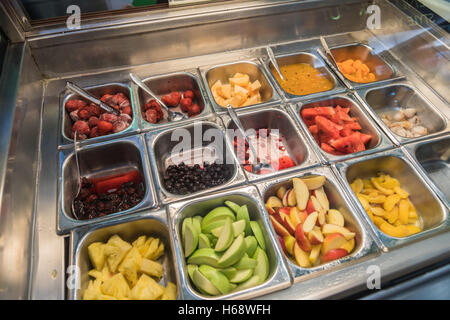 Verschiedene frische Früchte und Gemüse Salat-Bar gesunde Elemente Stockfoto