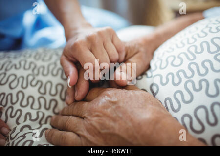 Hand in Hand senior Frau Krankenschwester Stockfoto