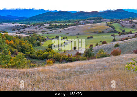 Herbstliche Landschaft der Region Lika und Velebit-Gebirges, Kroatien Stockfoto