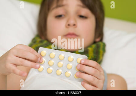 Kranken jungen nehmen Tabletten Stockfoto