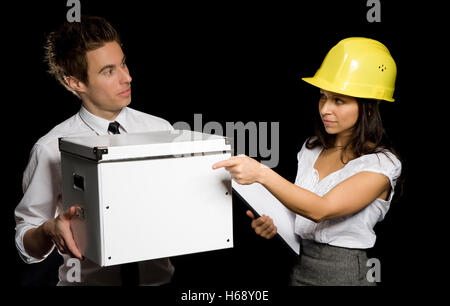 Business-Frau mit harten Helm einen Geschäftsmann delegieren Stockfoto