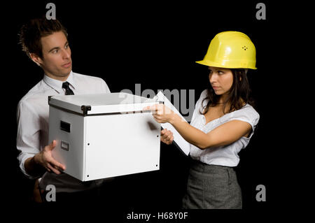 Business-Frau mit harten Helm einen Geschäftsmann delegieren Stockfoto