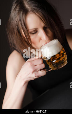 Betrunken Frau trinkt Bier Stockfoto