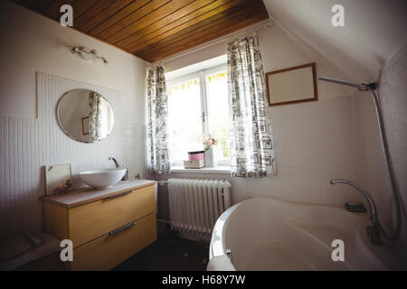 Blick auf moderne Badezimmer Stockfoto