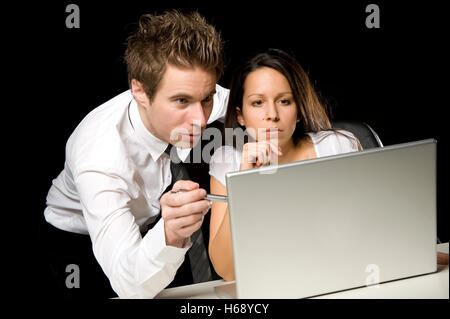 Zwei Geschäftsleute mit laptop Stockfoto