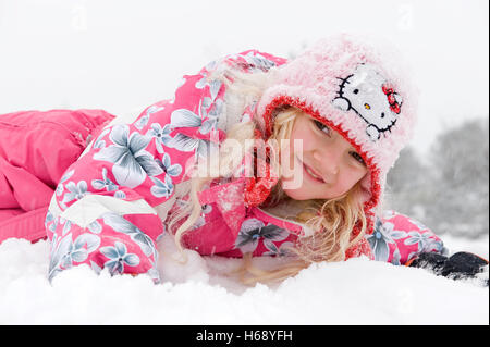 Mädchen im Schnee Stockfoto