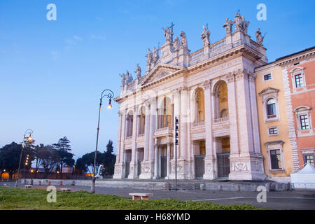 Rom - die Fassade des St. John Lateran-Basilika (Basilica di San Giovanni in Laterano) in der Abenddämmerung Stockfoto