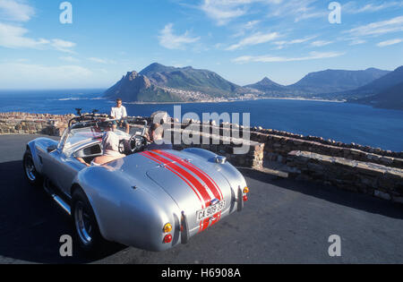 AC Cobra Sportwagen auf Chapmans Peak Drive, mit Blick auf Hout Bay, berühmte Küstenstraße, Cape Town, Western Cape, Südafrika Stockfoto