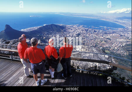 Besucher auf der Aussichtsterrasse auf dem Tafelberg, mit Blick auf Kapstadt, Western Cape, Südafrika, Afrika Stockfoto