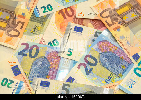Zerstreuten Haufen von Euro mit verschiedenen Rechnungen. Stockfoto