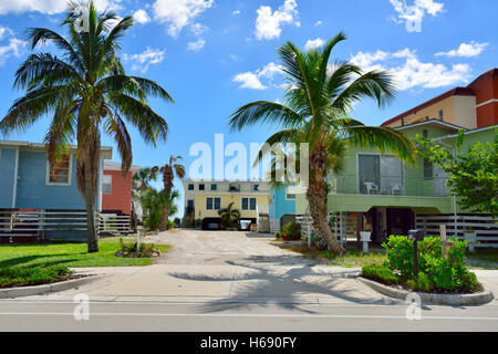 Traditionelle Häuser erhöht auf Stelzen vor Überschwemmungen, Fort Myers Beach, Florida Stockfoto