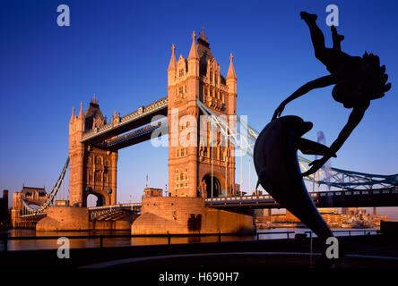 Tower Bridge mit Dolphin und Meerjungfrau-Statue, London, England Stockfoto