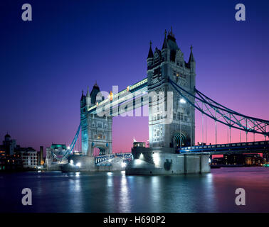 Tower Bridge in der Dämmerung, London, England Stockfoto