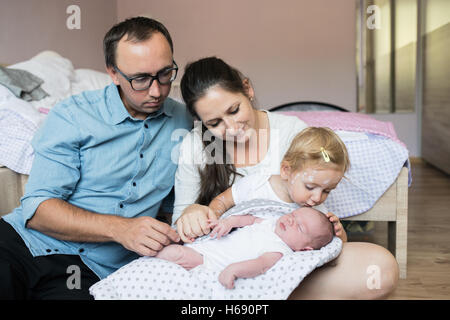 Holding-Tochter mit Windpocken und ihrem Baby Sohn Mutter Stockfoto