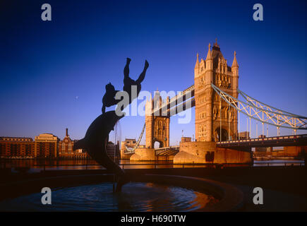 Tower Bridge in der Dämmerung mit Mädchen mit einem Delfin-Statue, London Stockfoto