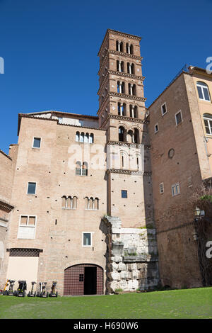 Rom, Italien - 11. März 2016: Der Turm der Kirche Basilica di Santi Giovanni e Paolo. Stockfoto