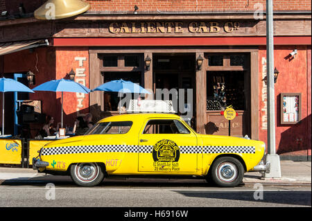 Studebaker Champion, Vintage yellow Cab vor dem Restaurant Caliente Cab Co., 7th Avenue South, Greenwich Village Stockfoto