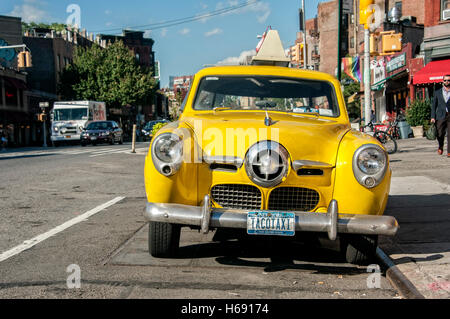 Studebaker Champion, Taco Taxi, Vintage gelbes Taxi vor dem Restaurant Caliente Cab Co., 7th Avenue South, Manhattan Stockfoto