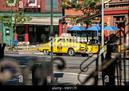 Studebaker Champion, Vintage yellow Cab vor dem Restaurant Caliente Cab Co., 7th Avenue South, Greenwich Village Stockfoto