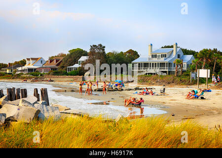 Ufergegendhäuser und Strand, bekannt als Trägerrost auf Sullivans Island in SC Stockfoto