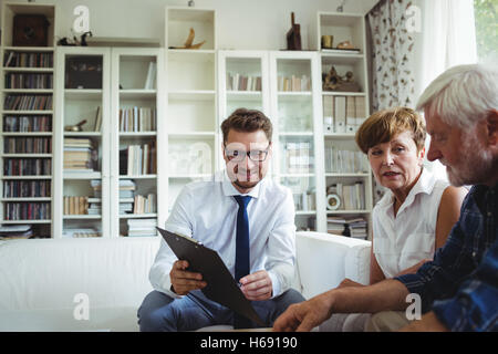 Älteres paar planen ihre Investitionen mit Finanzberater Stockfoto