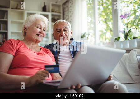 Älteres paar Online-Einkäufen auf laptop Stockfoto