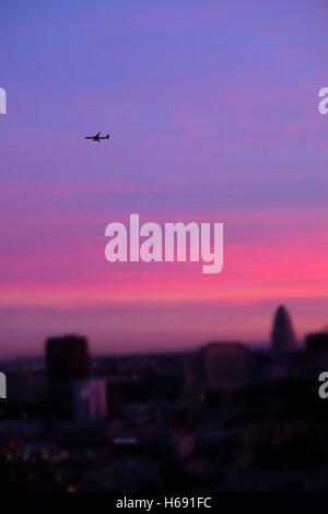 Flugzeug fliegen über Los Angeles bei einem wunderschönen Sonnenuntergang Stockfoto