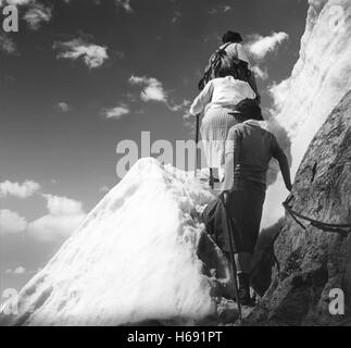 Alpine Bergsteiger Bergwanderer im Oberengadin in der Schweiz 1925 Stockfoto