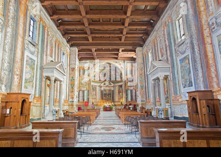 Rom, Italien - 11. März 2016: Das Schiff der Kirche Basilica di San Vitale. Stockfoto