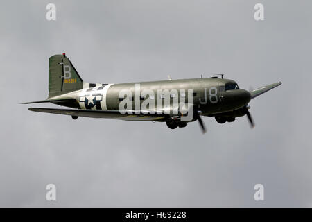 Ehemalige USAAF Douglas C-47A Skytrain (Dakota) WW2 Transportflugzeuge bei Kemble Air Day 2011, Gloucestershire, Vereinigtes Königreich. Stockfoto