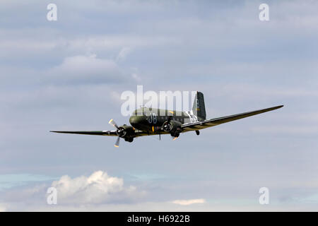 Ehemalige USAAF Douglas C-47A Skytrain (Dakota) WW2 Transportflugzeuge bei Kemble Air Day 2011, Gloucestershire, Vereinigtes Königreich. Stockfoto