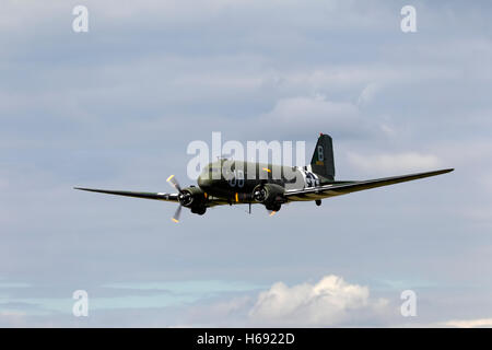 Ehemalige USAAF Douglas C-47A Skytrain (Dakota) WW2 Transportflugzeuge bei Kemble Air Day 2011, Gloucestershire, Vereinigtes Königreich. Stockfoto