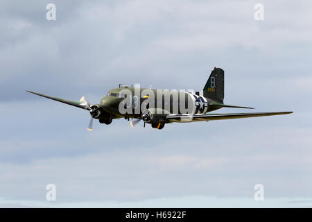 Ehemalige USAAF Douglas C-47A Skytrain (Dakota) WW2 Transportflugzeuge bei Kemble Air Day 2011, Gloucestershire, Vereinigtes Königreich. Stockfoto