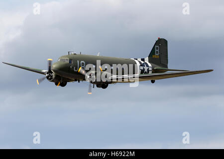 Ehemalige USAAF Douglas C-47A Skytrain (Dakota) WW2 Transportflugzeuge bei Kemble Air Day 2011, Gloucestershire, Vereinigtes Königreich. Stockfoto