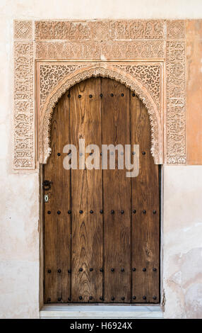 Islamische Ornamente auf Wand. Arabische Symbole. Holztür Stockfoto