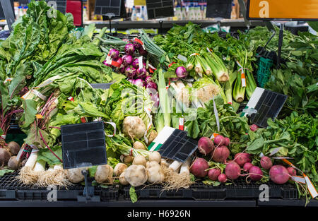 Wurzeln von Gemüse auf Stand im Supermarkt Stockfoto