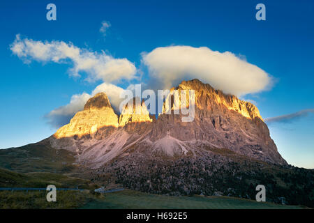 Langkofel-Bergkette, 3081m hoch, vom Sella-Pass zwischen dem Val Gardena und Val di Fassa, der westlichen Dolomiten, Italien Stockfoto