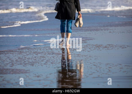 Scheveningen, den Haag, Niederlande, Frau am Strand spazieren gehen, barfuß, Stockfoto