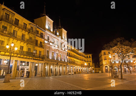 SEGOVIA, Spanien, APRIL - 13, 2016: The Plaza Mayor Square bei Nacht. Stockfoto