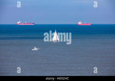 Scheveningen, den Haag, Niederlande, Segelboote vor der Küste Frachtschiffe im Anchorage, Stockfoto