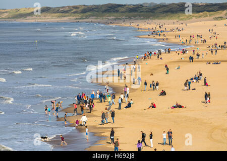 Menschen am Strand von Scheveningen, Badeort von den Haag, Niederlande, Nordseeküste, Stockfoto